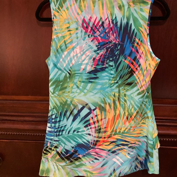 Beautiful breezy sleeveless summer top - Picture 3 of 6